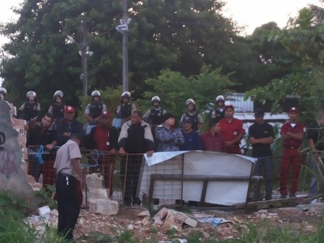 Policia militar e seguranças do consórcio cercam a ocupação no cais José Estelita