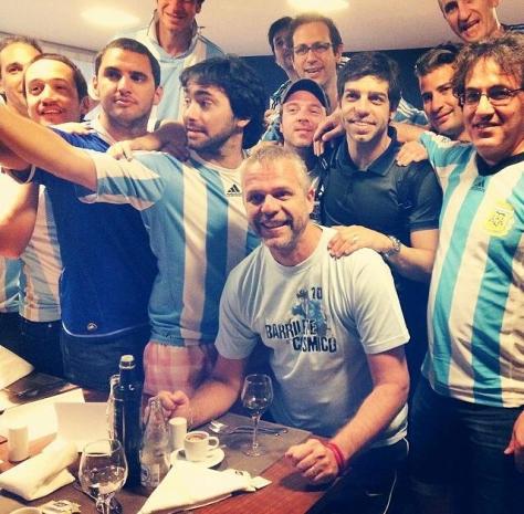 Ex-jogador, Juninho Pernambucano divulgou nas redes sociais foto com torcedores argentinos
